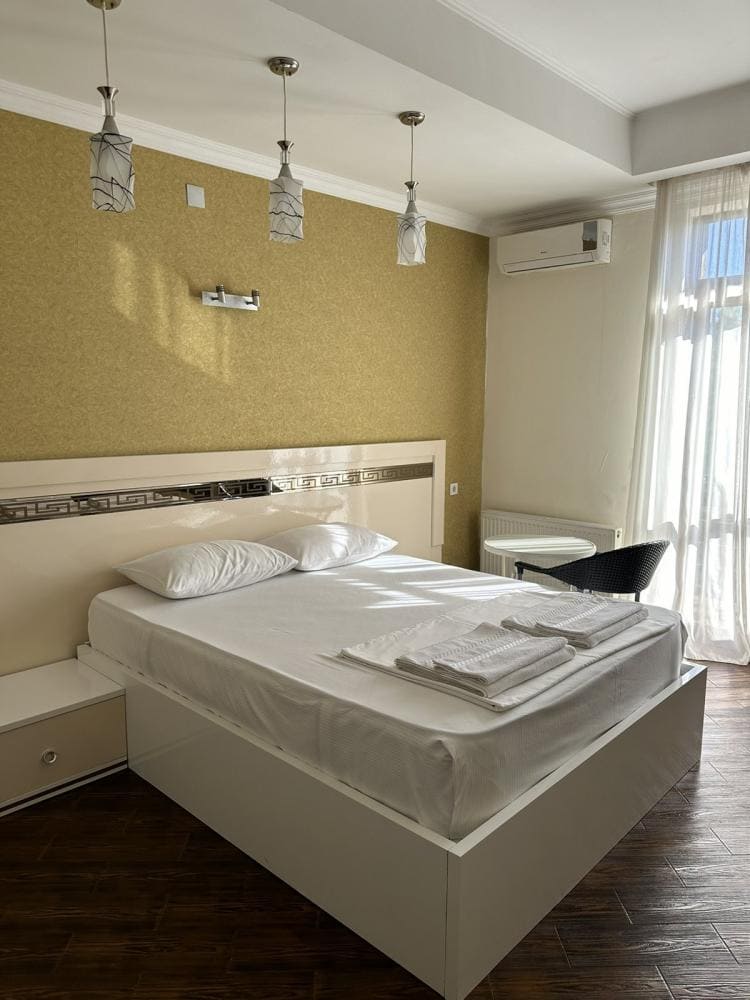 Ирис Кобулети вид на двуспальную кроватью.jpg