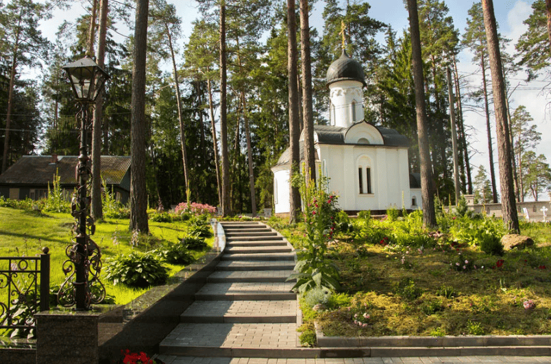 Монастырь в деревне Барань вид сбоку.png