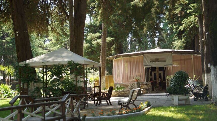 Отель Пицунда в Пицунде на поезде беседка крупным планом.jpg Отель Пицунда в Пицунде на поезде беседка крупным планом.jpg