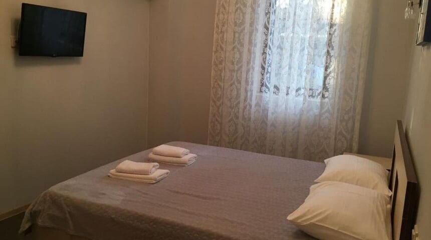 Гостевой дом Old Pitius номер с двуспальной кроватью.jpg