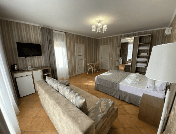 Гостевой дом Plush в Геленджике двуспальная кровать с диваном.png