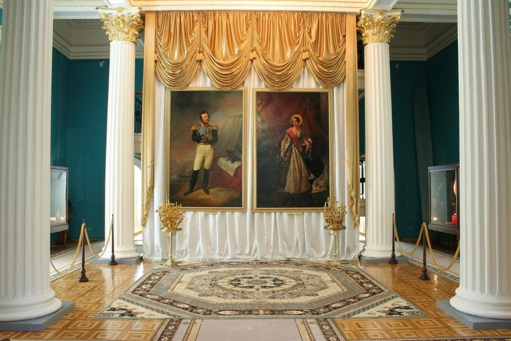 Дворец Пацкевичей- зал дворца.jpg