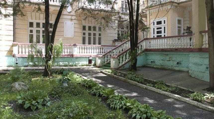 Санаторий имени Семашко в Кисловодске, Россия - дворик.jpg