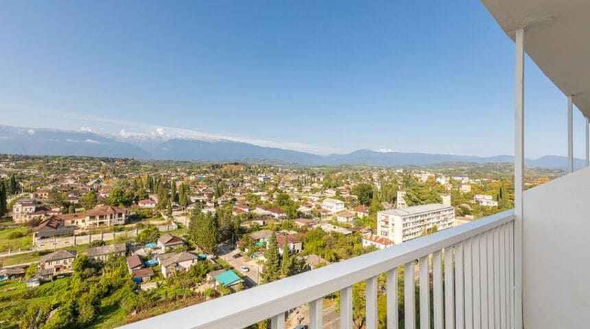 Гранд отель Россия в Гудаута - вид из окна нагоре.jpg