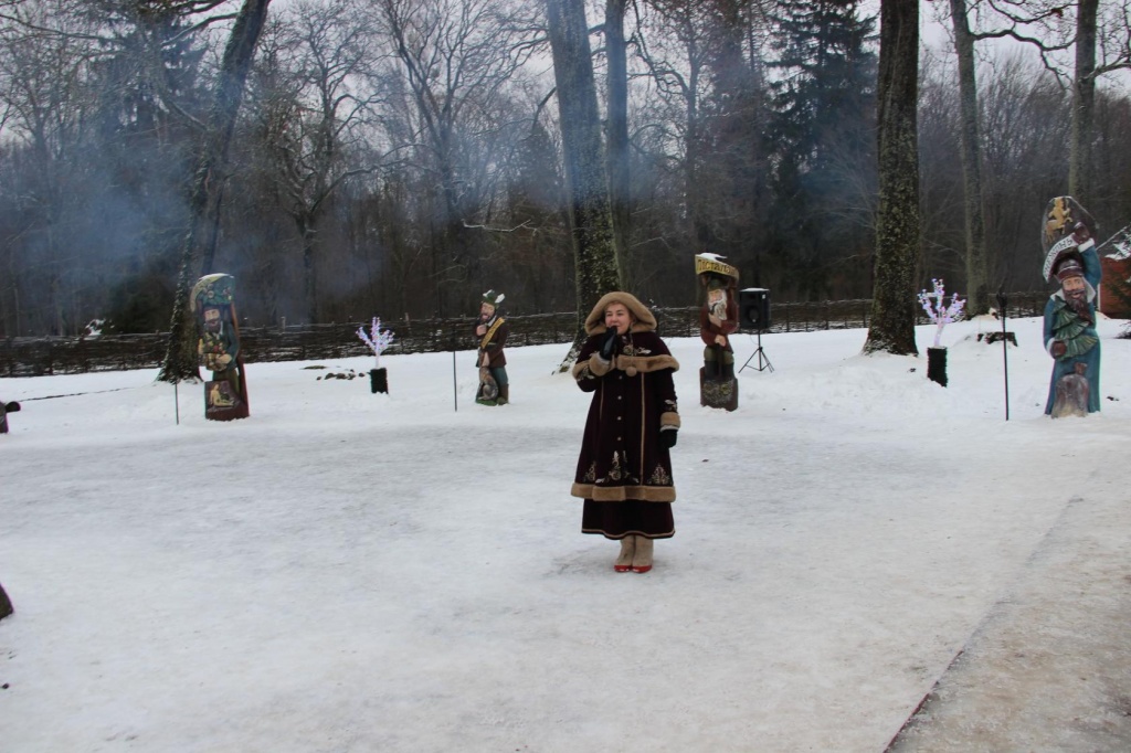 В поместье Деда Мороза в Беловежской пуще есть и знаменитая поляна двенадцати месяцев и аллея восточного календаря