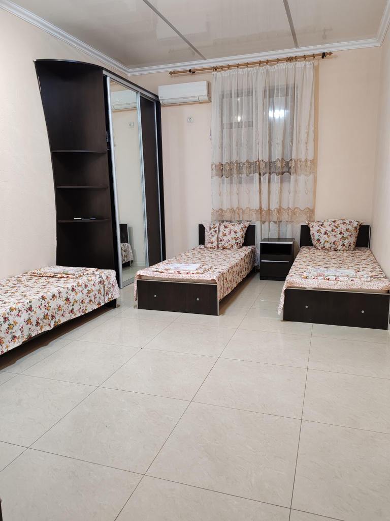 Гостевой дом Уют, вид на 3-х местный номер.jpg Гостевой дом Уют, вид на 3-х местный номер.jpg