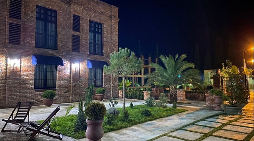 Отель Lоft Hotel в Новом Афоне вечер.jpg