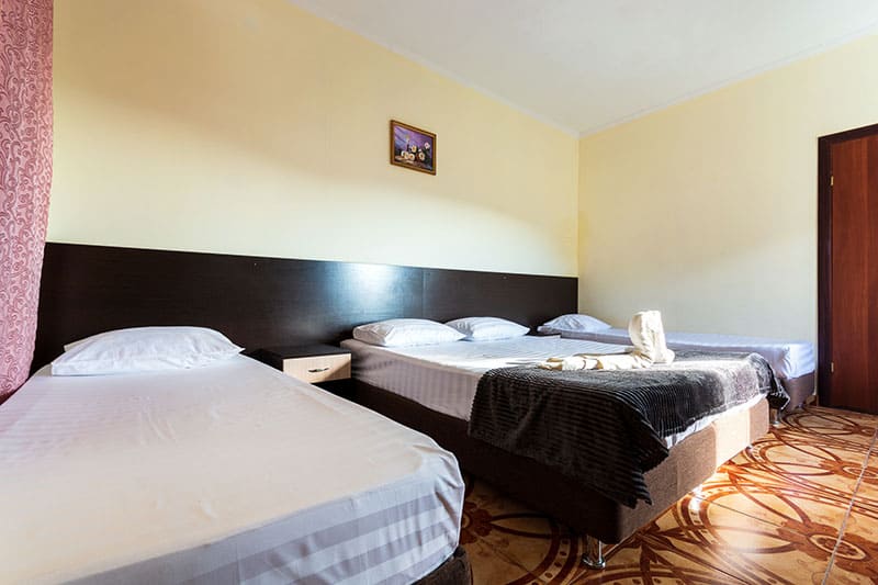 Гостевой дом Дубовая роща в Лермонтово 4-х местный номер фронтальный вид.jpg