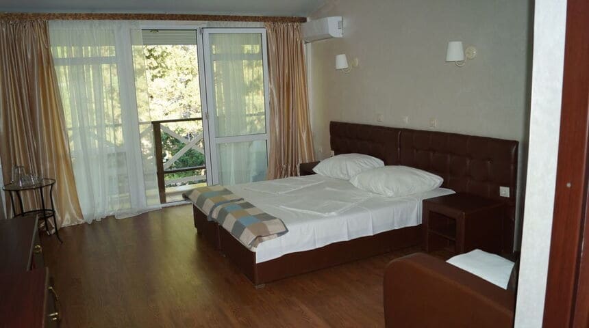 Отель Пицунда в Пицунде на поезде номер с двуспальной кроватью.jpg Отель Пицунда в Пицунде на поезде номер с двуспальной кроватью.jpg