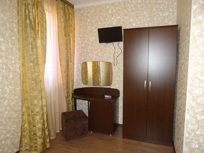 Отель Генерал Дбар , вид в номере на платенной шкаф.jpg Отель Генерал Дбар , вид в номере на платенной шкаф.jpg