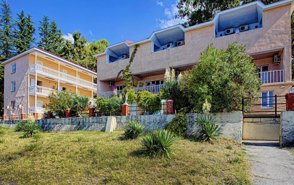 Гостевой дом Апсны-Абазашта в Гаграх вид сбоку.jpg