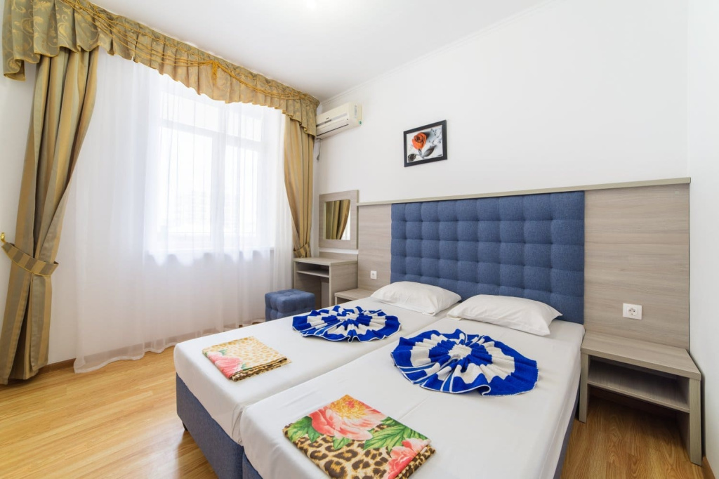 Гостевой дом Геракл, Анапа, поселок Витязево ,номер с двуспальной кроватью.jpg