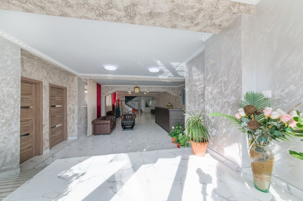 Гостевой дом Геракл, Анапа, поселок Витязево вид на фое.jpg