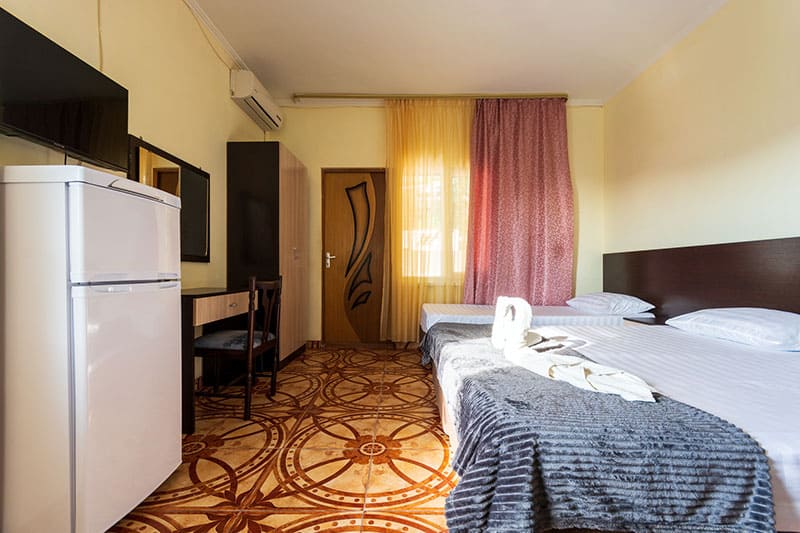 Гостевой дом Дубовая роща в Лермонтово вид с боку.jpg