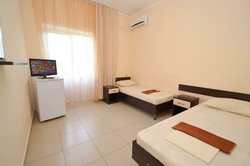 Отель София-номер 3-х местный с балконом, общий вид.jpeg Отель София-номер 3-х местный с балконом, общий вид.jpeg