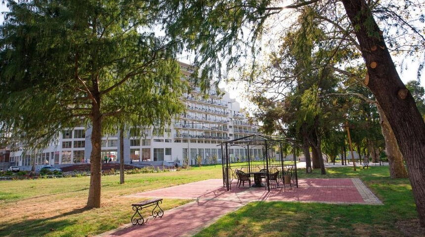 Отель Европа в Гагра парк возле отеля.jpg