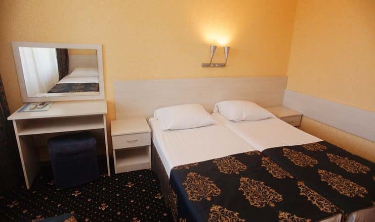 Пансионат Геленджиская бухта в Геленджике - номер с двуспальной кроватью.jpg