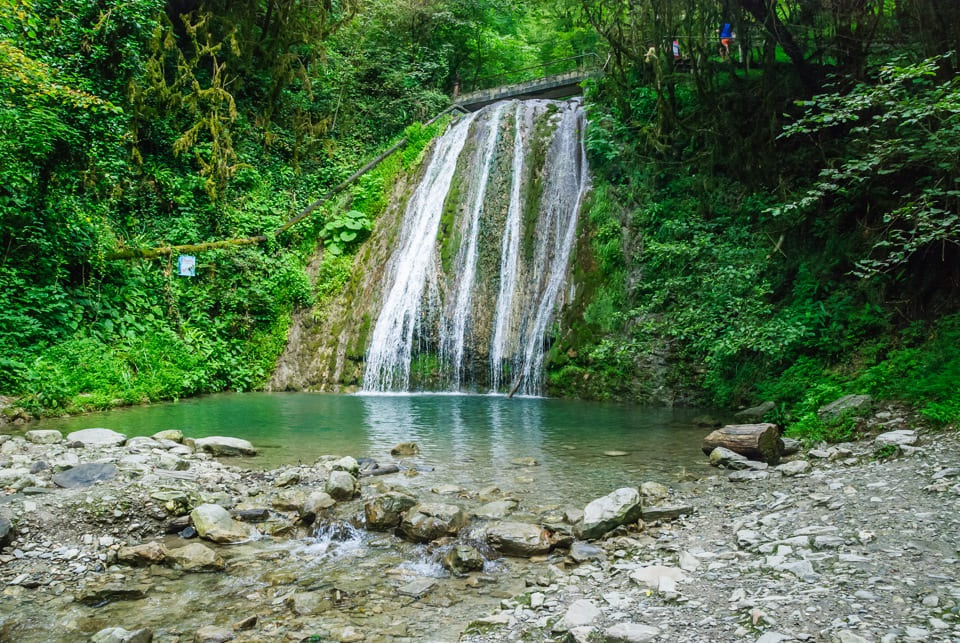 Абхазия, 33 водопада — жемчужины реки Шахе.jpg