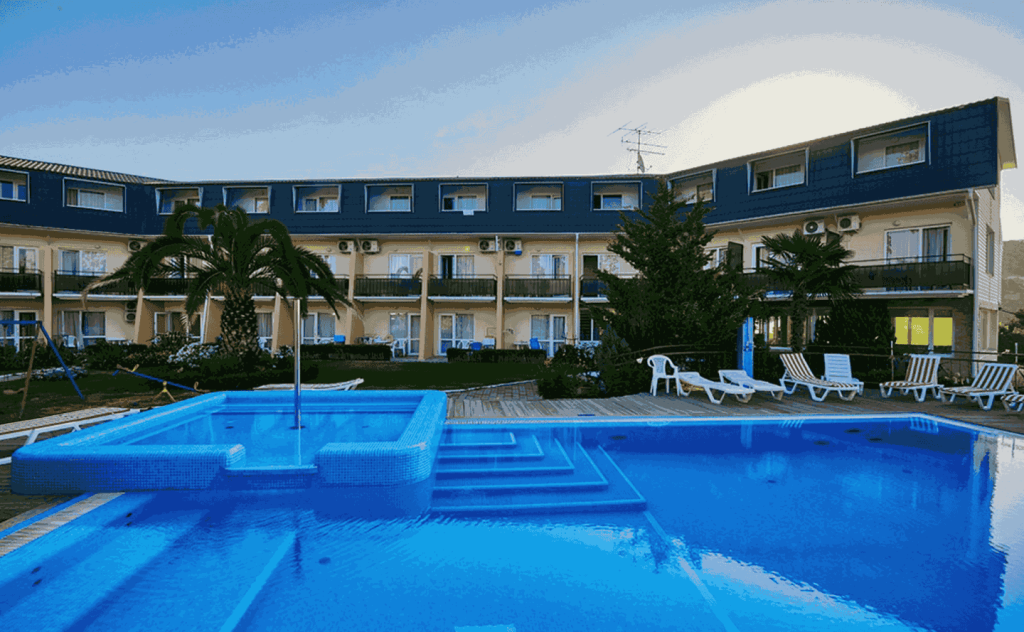 Гостевой дом ВатерЛоо в Большом Сочи бассейн сбоку_4.png