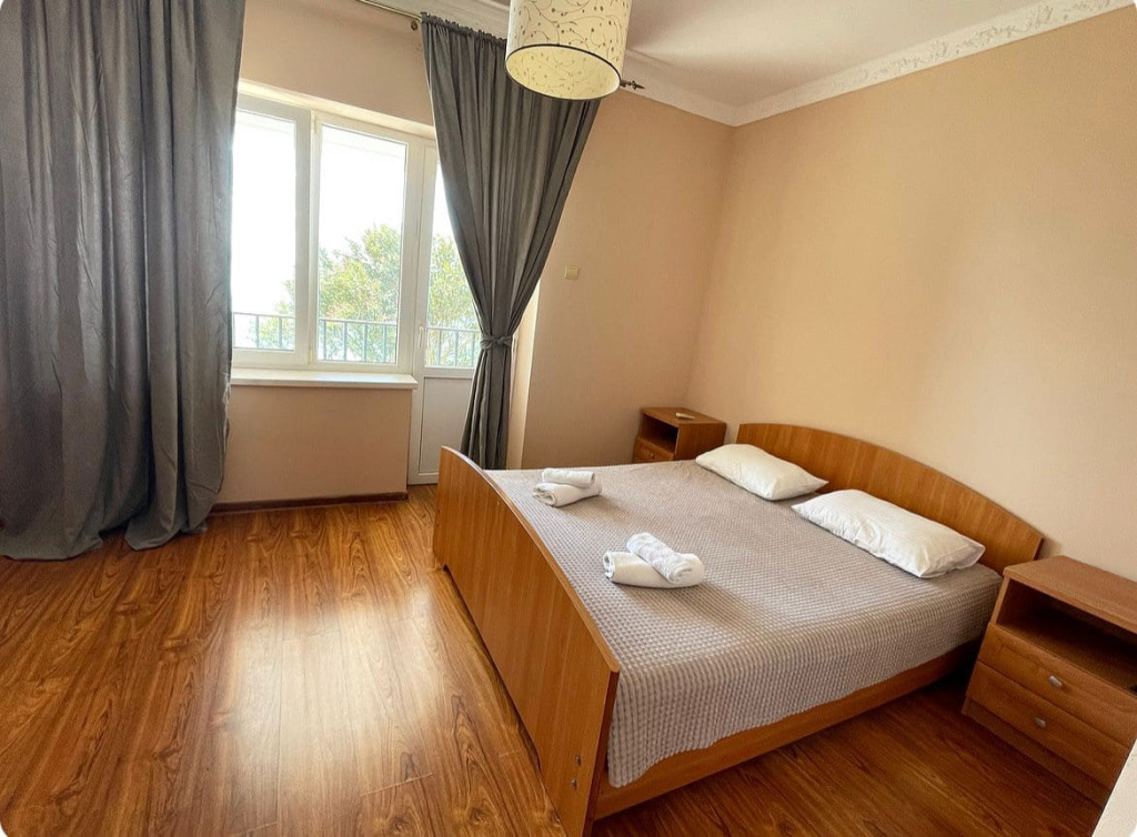 Гостевой дом Апсны-Абазашта в Гаграх номер с двуспальной кроватью.jpg