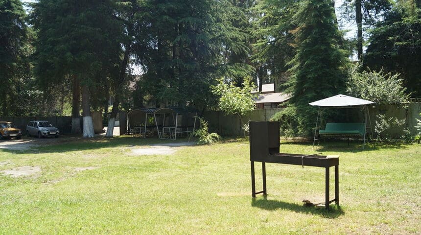 Отель Пицунда в Пицунде на поезде вид на мангал.jpg