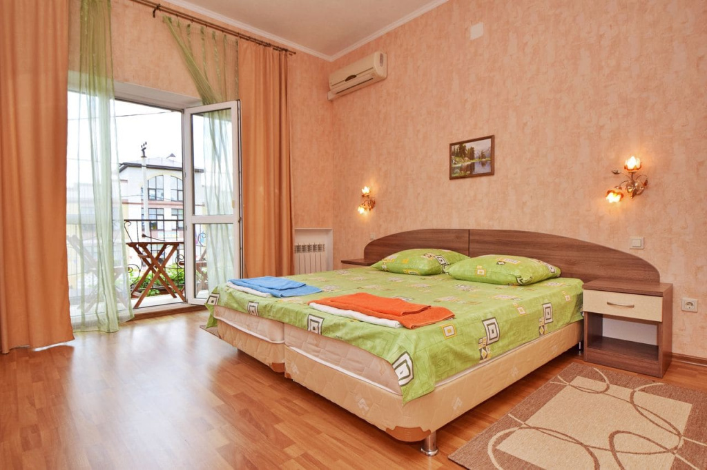 Гостевой Дом Профит -вид номера с двуспальной кроватью.jpg