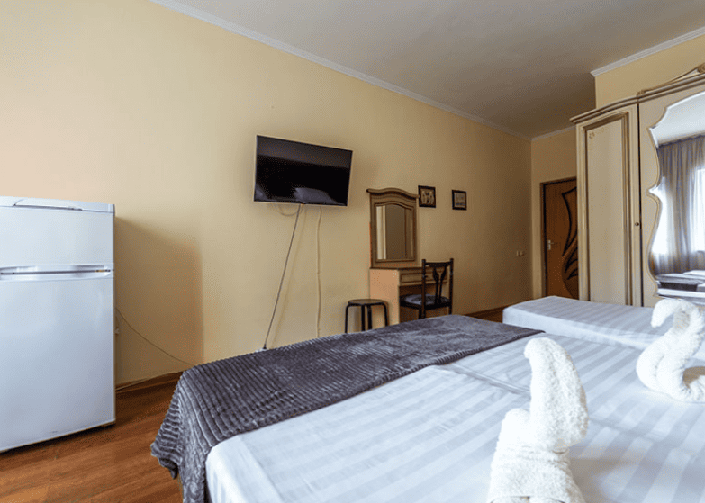 Гостевой дом Дубовая роща в Лермонтово 3-х местный номер.png