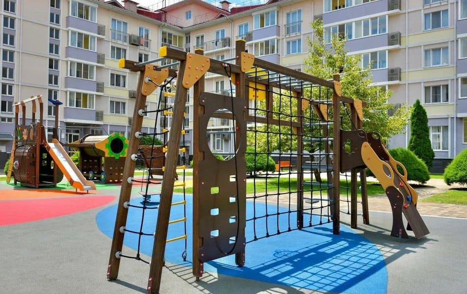 Гостиница Бархатные сезоны детская площадка.jpg