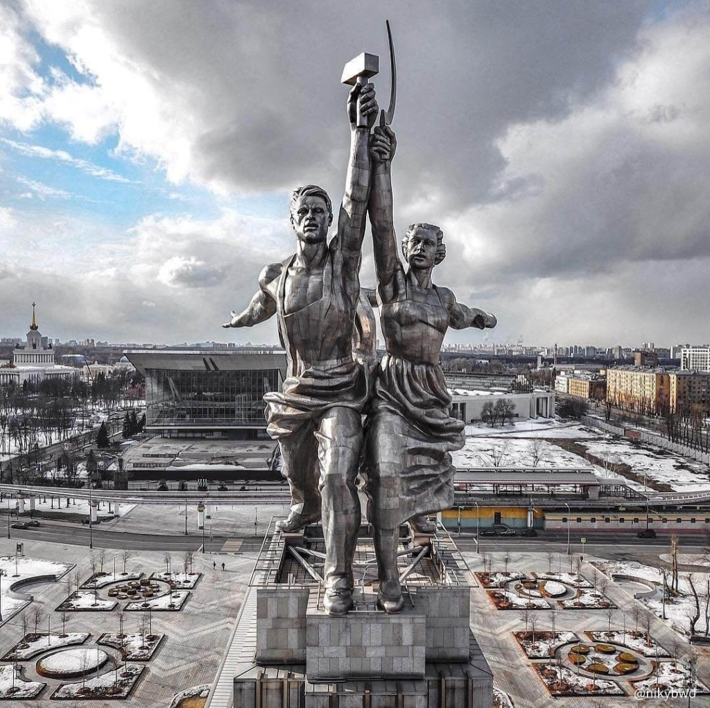 Д3 рабочий и колхозница 1.jpg