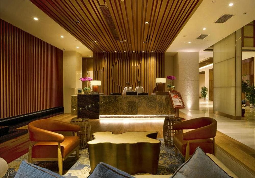 Отель Harman Hotel Sanya 5 ресепшен 2 человека.jpg Отель Harman Hotel Sanya 5 ресепшен 2 человека.jpg