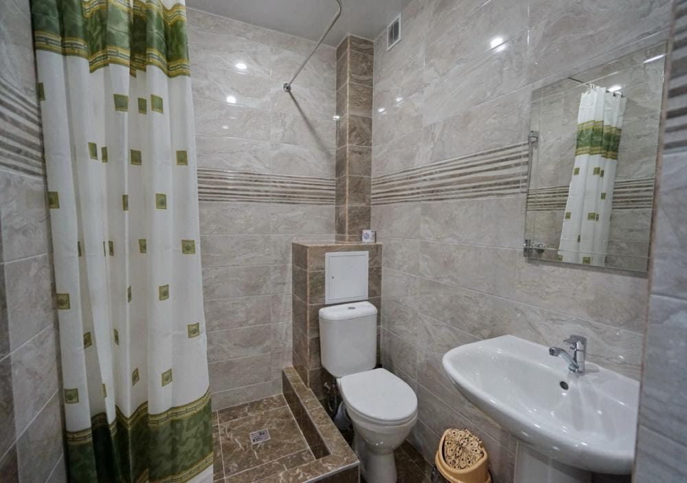 Гсотевой дом Валенсия в Лазаревском-санузел в номере.jpg