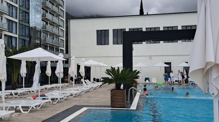 Отель Изумруд вид на бассейн.jpg Отель Изумруд вид на бассейн.jpg