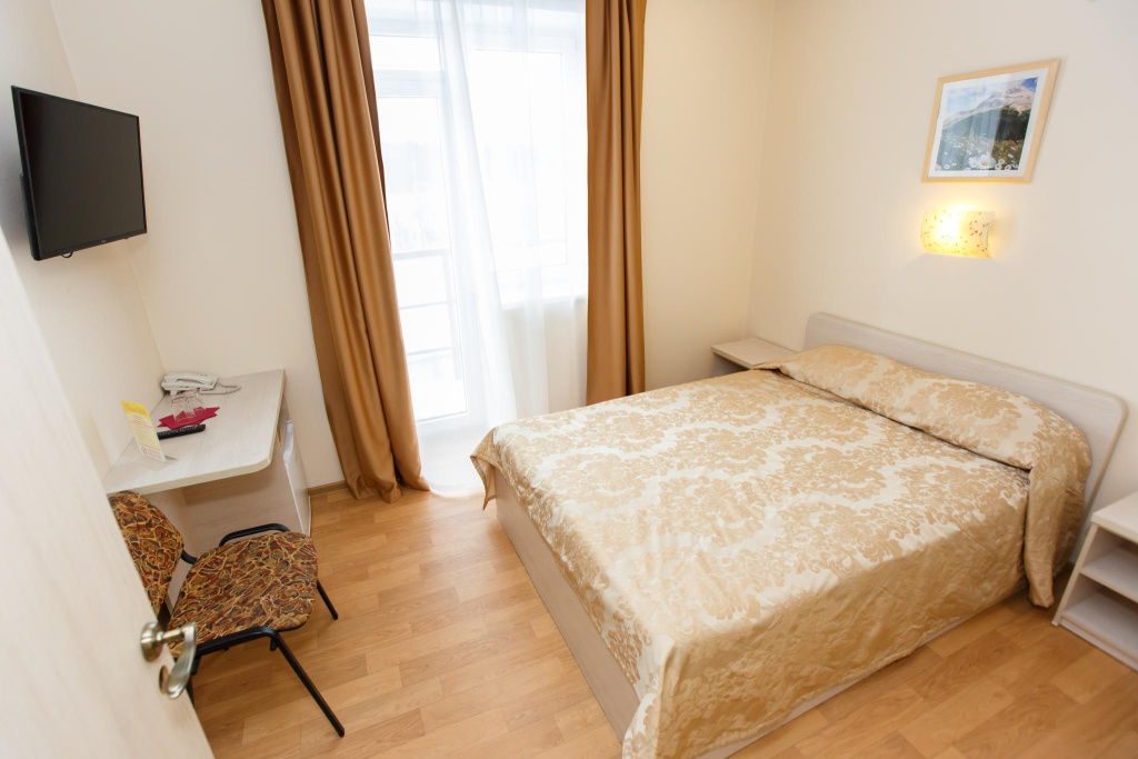 Гостиница Белые ночи, Петразоводск , двуспальная кровать.jpg