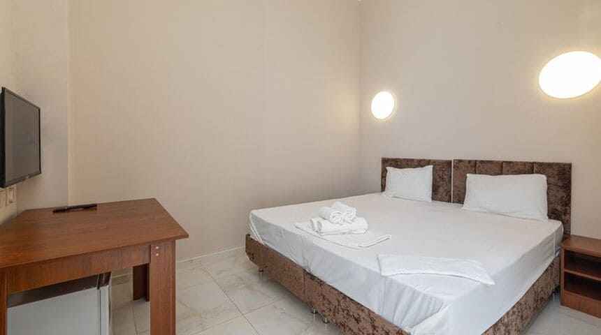 Гранд отель Россия в Гудаута- номер с двуспальной кроватью.jpg