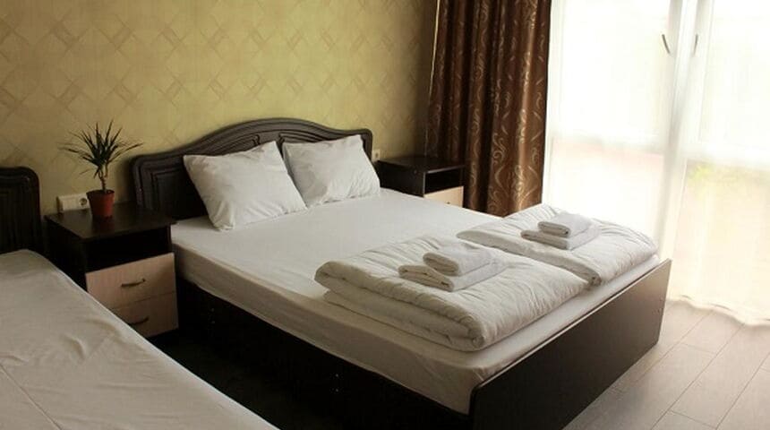 Отель Ашамта в Гагра номер с двуспальной кроватью.jpg Отель Ашамта в Гагра номер с двуспальной кроватью.jpg