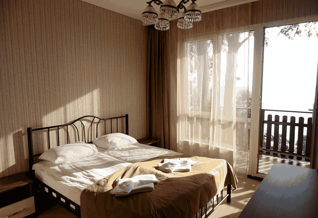 Гостевой дом Сказка в Гагра, номер с двуспальной кроватью.png