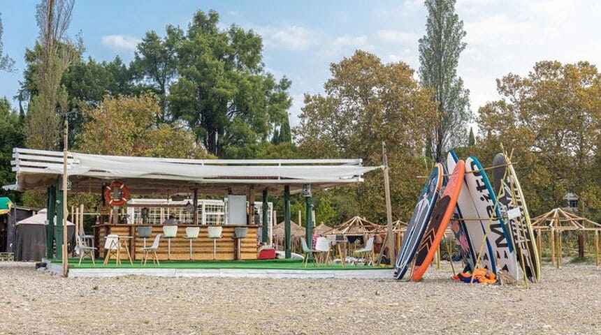 Гранд отель Россия в Гудаута - берег.jpg