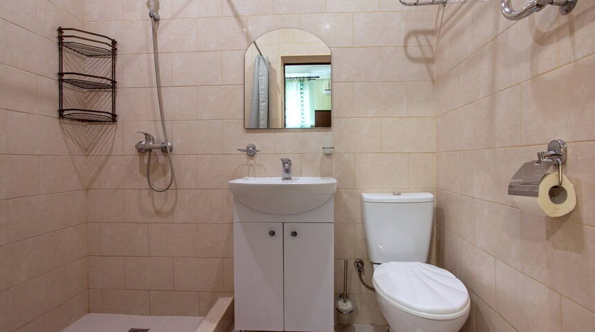 Гостевой дом Сто шагов в Геледжике санузел.jpg