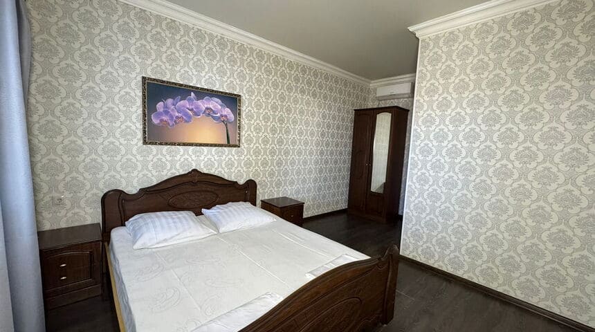 Гостевой дом Изумрудный в г.Гагра двуспальный номер вид на дверь.jpg