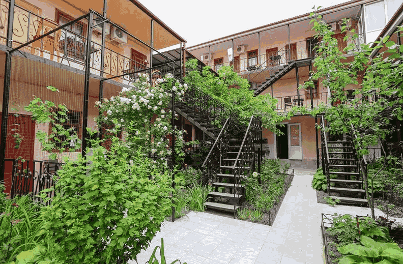 Гостевой дом Натали в Геленджике, дворик сбоку.png Гостевой дом Натали в Геленджике, дворик сбоку.png