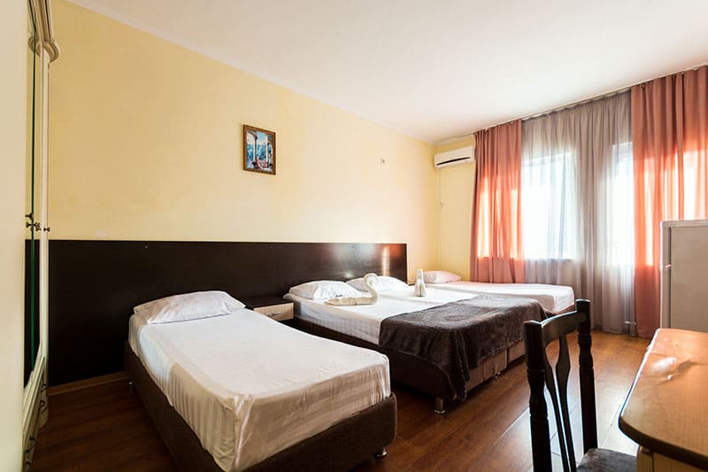 Гостевой дом Дубовая роща в Лермонтово 3-х местный номер.jpg