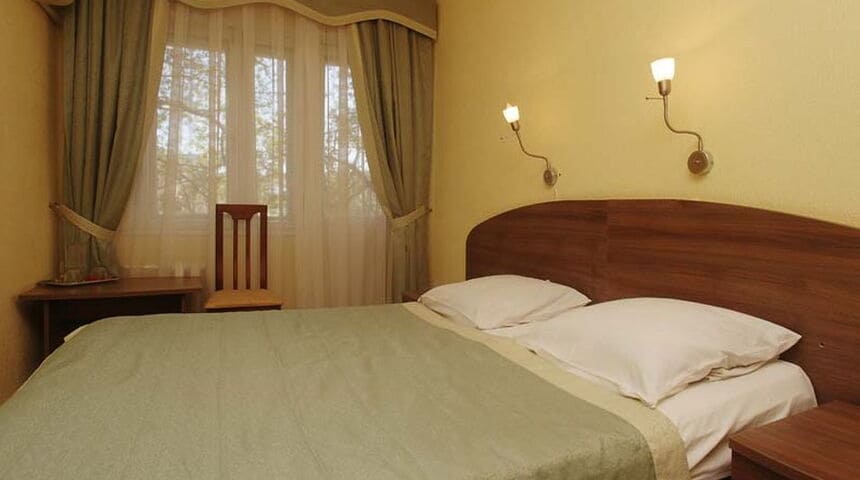 Пансионат Геленджиская бухта в Геленджике - двуспальные кровать простая.jpg