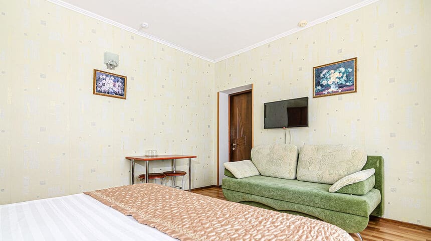 Бухта Радости, Анапа на поезде, диван.jpg