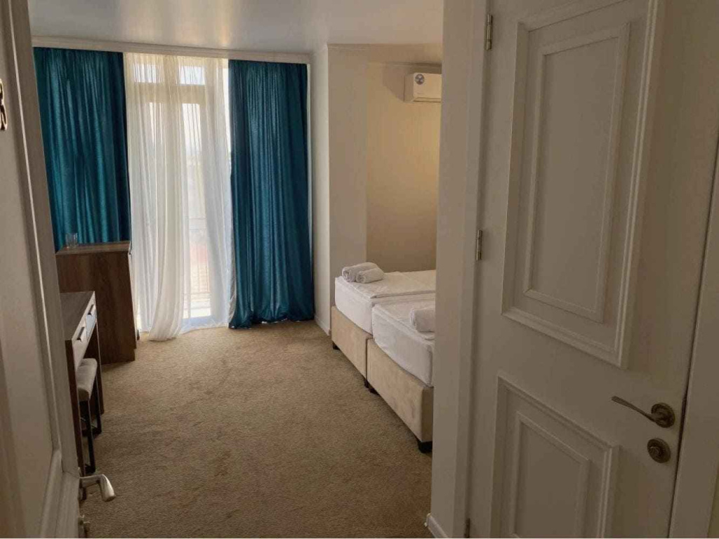 Royal Palace в Кобулети вид на окно из номера.jpeg