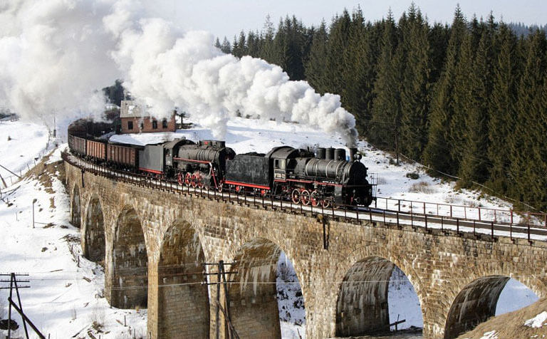 Кругобайкальская железная дорога, паровоз едет по мосту