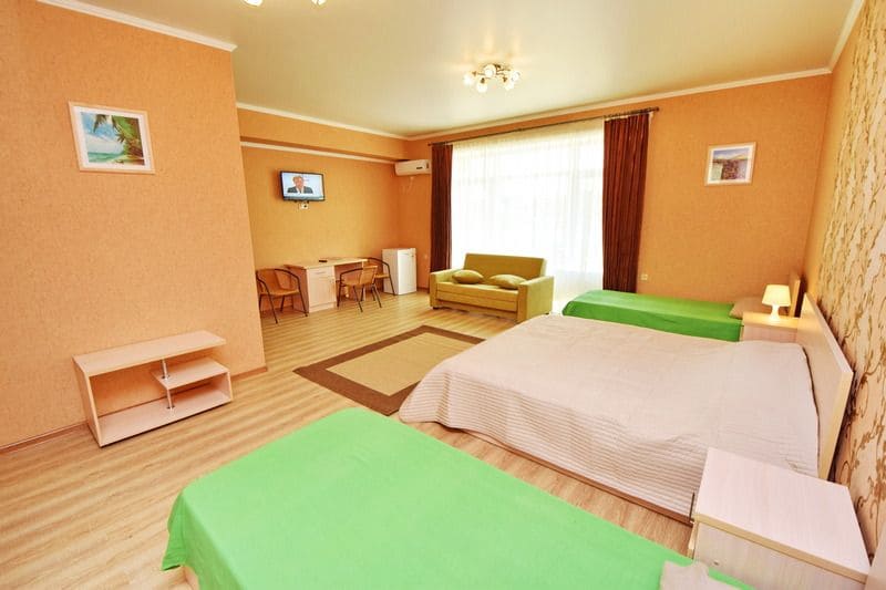 Гостевой дом Апельсин на Азовском море, большой 4-х местный номер, 1 2-х спальная кровать, 2 односпальные.jpg