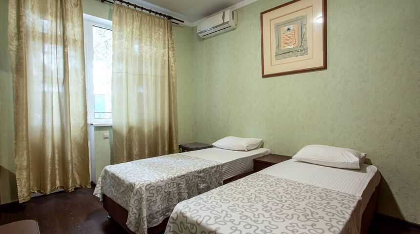 Гостевой дом Сто шагов в Геледжике две раздельные кровати крупным планом.jpg