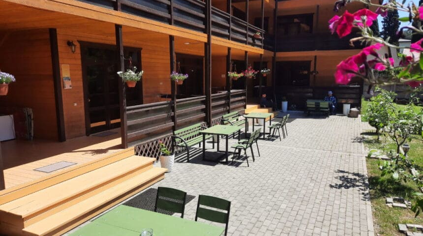 Отель Дуглас в Пицунде, боковой вид.jpg