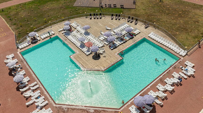 Отель Европа в Гагра бассейн сверху.jpg