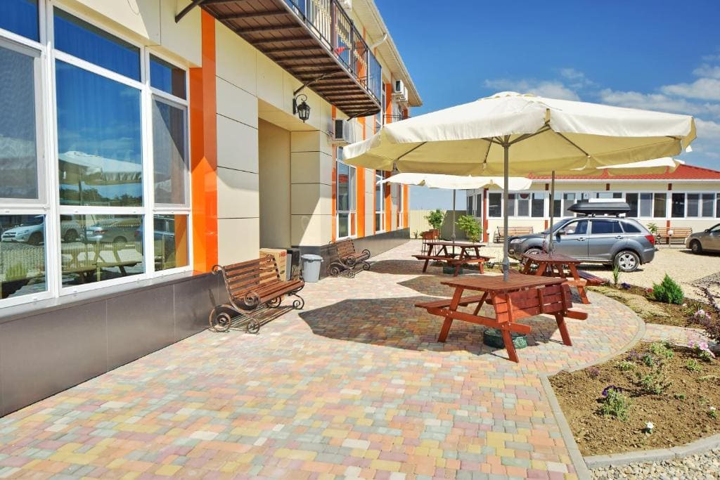 Гостевой дом Апельсин на Азовском море, площадка перед гостевым домо.jpg